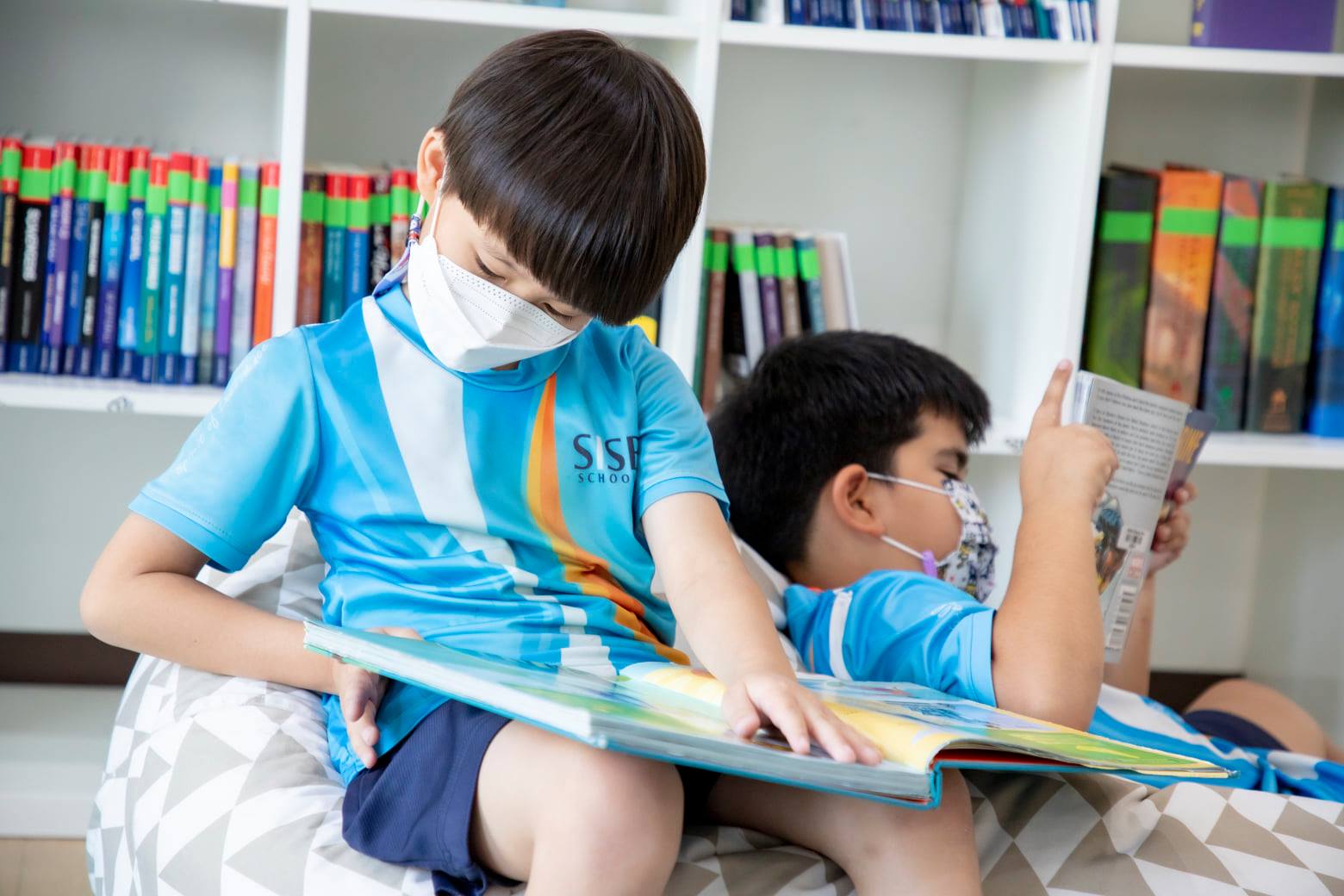 SISB Singapore Intenational Chiangmai School students in Chiang Mai Northern Thailand on World Reading Day library activty IB school IBPYP